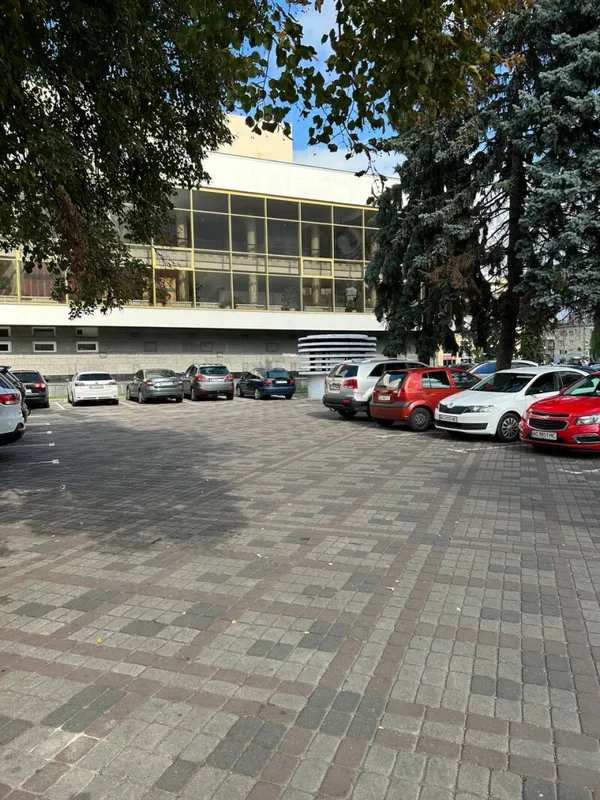 У центрі Луцька запрацювала платна парковка: який тариф (фото)