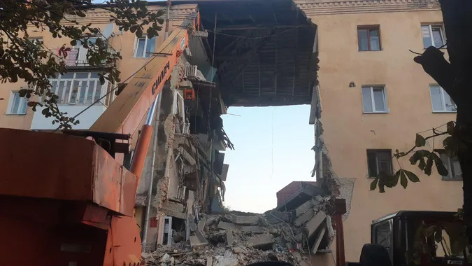 Не вибух газу: вночі у Дрогобичі обвалився під'їзд будинку (фото, відео)