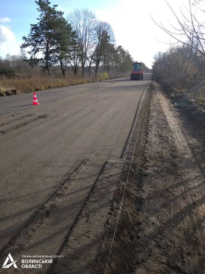 Показали, як у Шацьку ремонтують дорогу і вдень, і вночі