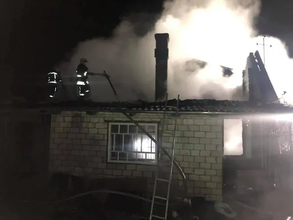 В Устилузі горів житловий будинок: міг зірватися газовий балон (фото, відео)