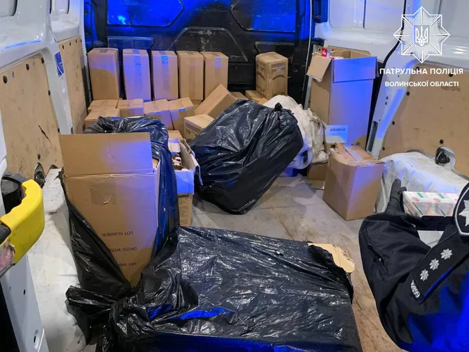 П’яний, з наркотиками та контрабандою: у Луцьку водій кинув у поліцейське авто хабар (фото)