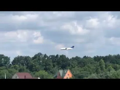 Показали, як літак Зеленського «сідає» на аеродромі в Луцьку (відео)