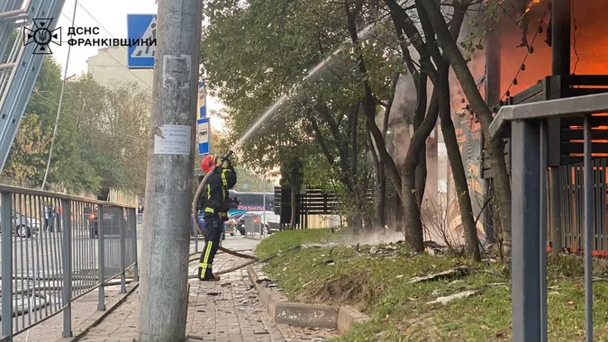 У Франківську сталася масштабна пожежа – згорів двоповерховий паб (фото, відео)