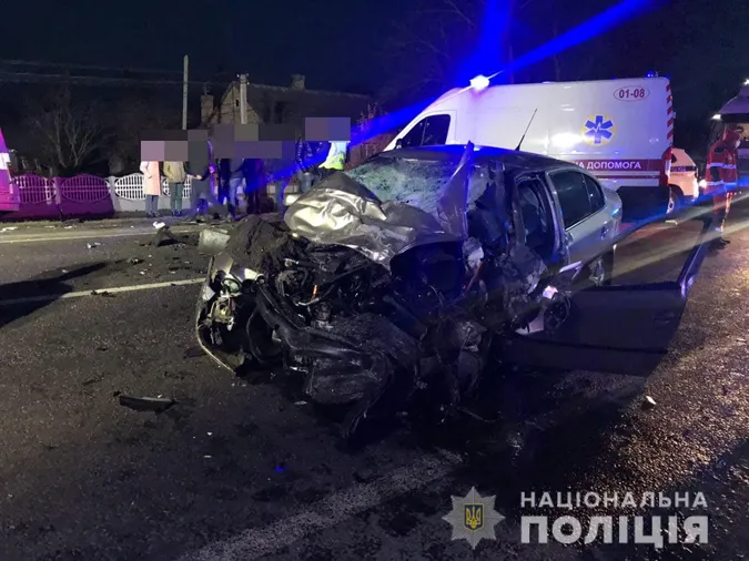 Зім'ятий легковик і автобус у кюветі: деталі смертельної аварії у Княгининку (фото)