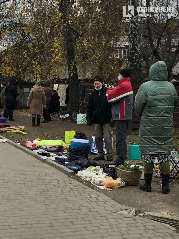 Старе місто перетворюється на Шанхай: лучанина обурила стихійна торгівля на газоні