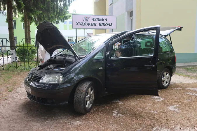 Діти з Луцька продали малюнки у США і купили авто для 14 бригади (фото)