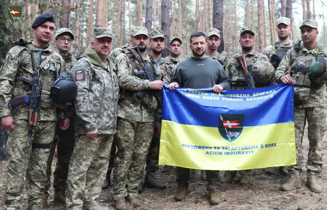 Зеленський нагородив бійців 14-ї ОМБр в зоні бойових дій (фото)