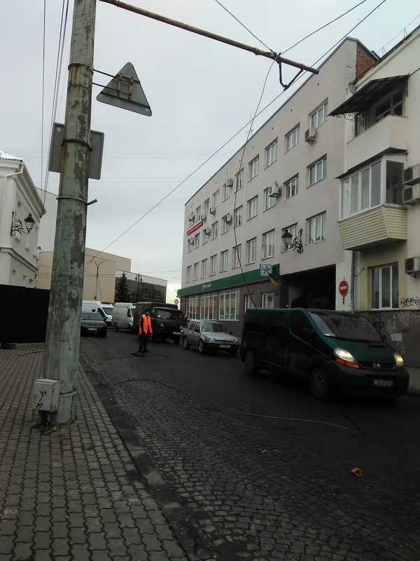 У центрі Луцька зупинилися тролейбуси (фото)