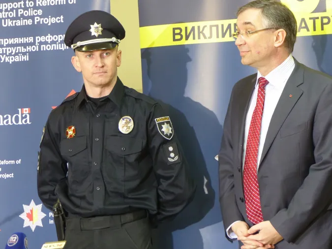 Канада надала форму і відеокамери для поліції Луцька
