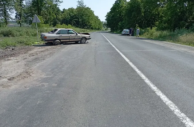 Під Луцьком Audi злетіла у кювет і перекинулась – двоє постраждалих (фото)