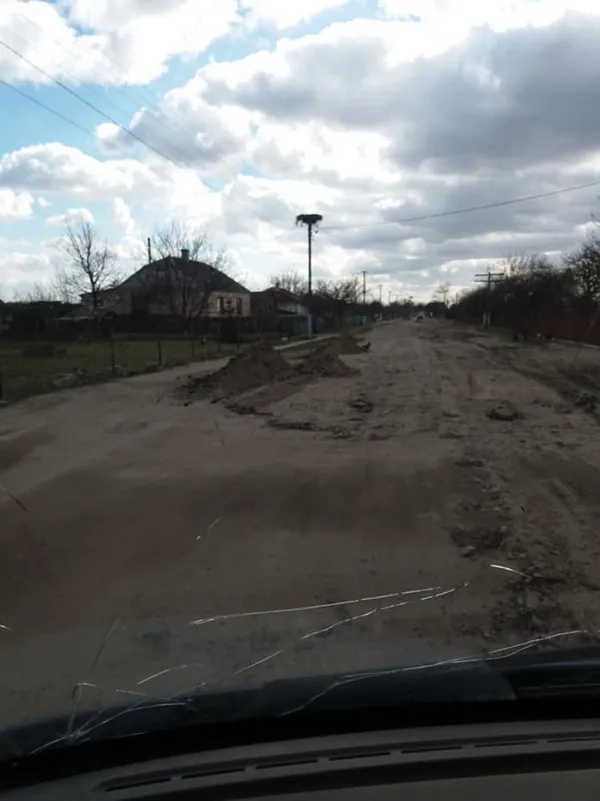 Допомоги не дочекалися: на Волині фермери самотужки ремонтують дорогу (фото)