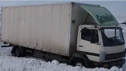 Крижана пастка: на Волині вантажівка заблокувала «швидку» на обледенілій дорозі (фото)