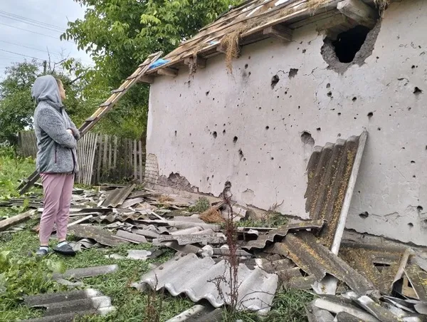 Анна Інкін оглядає літню кухню, яка постраждала внаслідок дронової атаки РФ 12 вересня