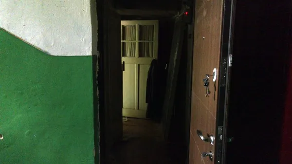 Не відповідав на дзвінки два дні: у Луцьку рятувальники визволяли пенсіонера (фото, відео)