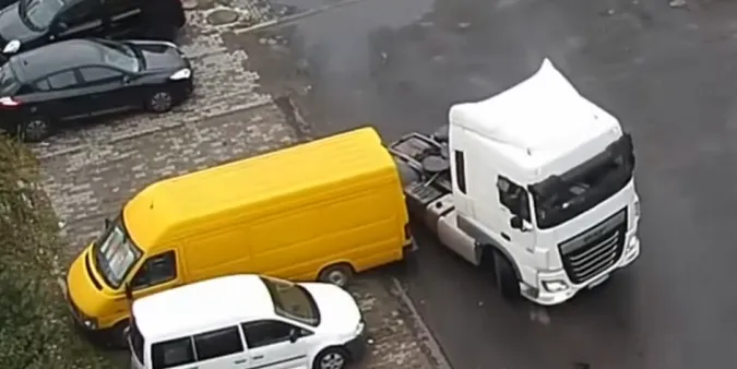Не вписався: у Луцьку тягач відірвав бампер бусу на парковці (відео)