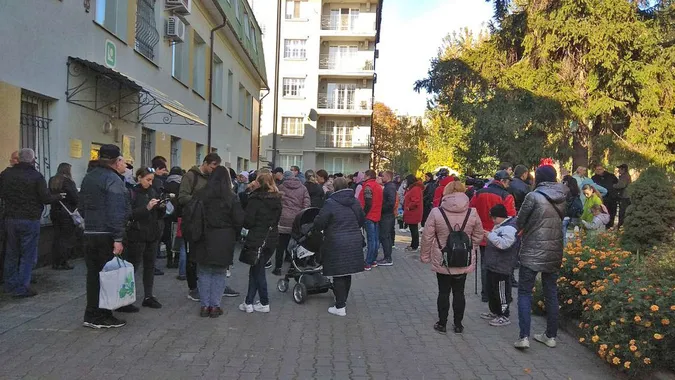 По 150 доларів від благодійників: у Луцьку – черги переселенців за виплатами (фото, відео)