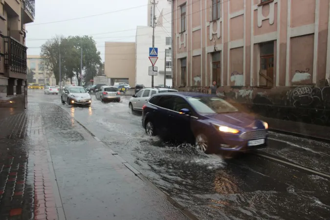 Раптова гроза в Луцьку: машини по колеса у воді (фото, відео)