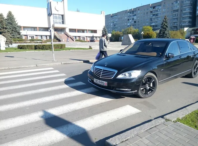 Столяр розповів, як банк забирав у нього Мерседес