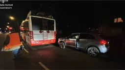У Луцьку тролейбус не розминувся з припаркованою автівкою (фото)