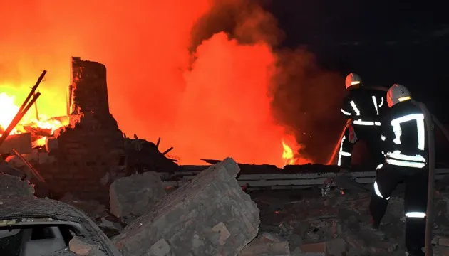 Ворог вночі вдарив дроном у фармацевтичний склад у Миколаєві (відео)