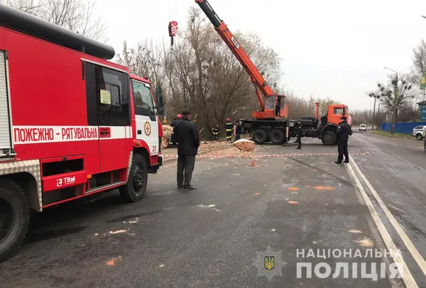 У Луцьку перекинулися вантажівка: рух в районі Набережної перекритий (фото, оновлено)