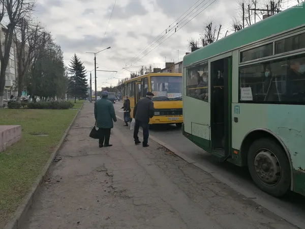 На зупинках мерзнуть діти: лучани обурені, що водії не беруть «стоячих» пасажирів