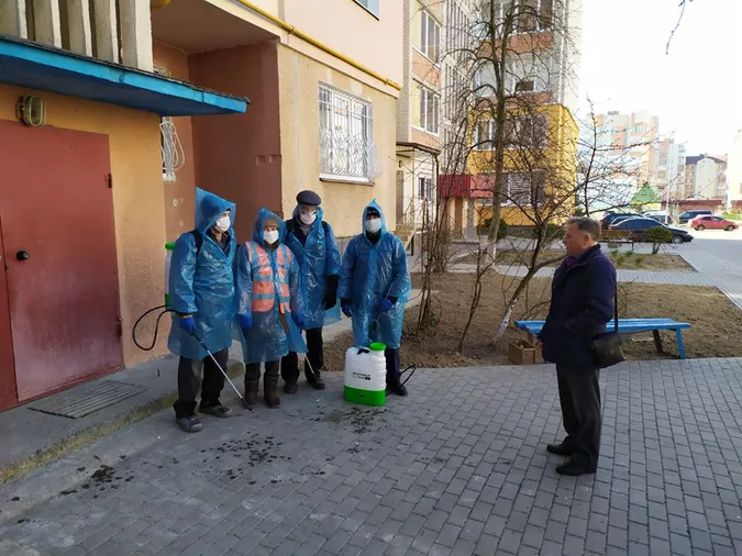 У Луцьку продовжують дезінфікувати будинки (фото)