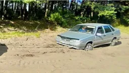 На Волині легковик потрапив у піщану пастку (фото)