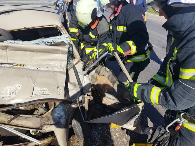 Водія затисло в авто: повідомили деталі смертельної аварії на Волині (фото)