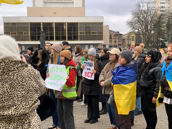 «Бюджет належить громаді»: у Луцьку молодь вимагала від влади більше витрачати на армію (фото)