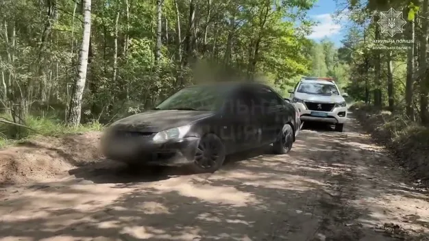 На Волині патрульні витягнули автомобіль, який застряг у піску (відео)