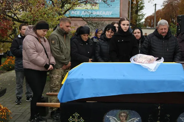 Загинув понад 2 роки тому: на Волині в останню дорогу провели полеглого воїна Костянтина Клюбу (відео)
