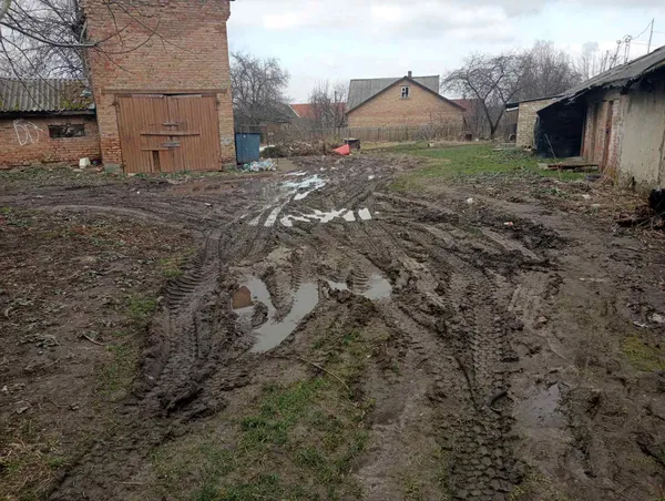 Дорога з багнюки до смітника