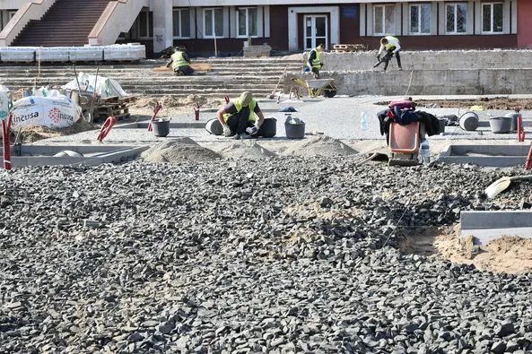 Екопарковка, плитка, бордюри: що зробили біля луцького РАЦСу (фото)