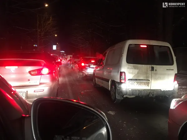Жорстка ДТП паралізувала рух автомобілів у Луцьку (фото)