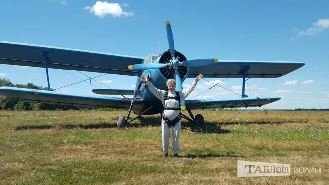 72-річна волинянка стрибнула з парашутом і побила всеукраїнський рекорд (фото)