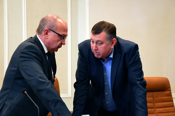 ...тим часом Гунчик перекинувся словом із однопартійцями...
