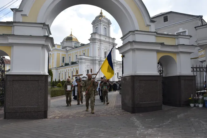 Навіки додому: Луцьк попрощався з двома мужніми воїнами – Анатолієм Андрусиком та Богданом Новосадом