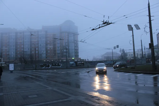 Напередодні Нового року Луцьк огорнув туман (фото)
