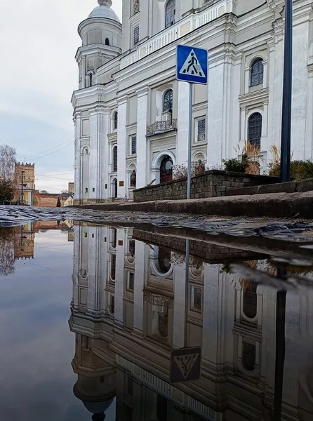 У мережі показали неповторні світлини «віддзеркаленого» Луцька (фото)