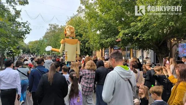 Лялька-велетень, гамір і сміх: в центрі Луцька – хода лялькарів (фото)
