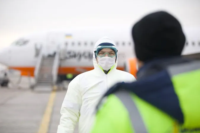 Україна прийняла літак з Китаю: де розмістять евакуйованих і що робитимуть далі (фото)