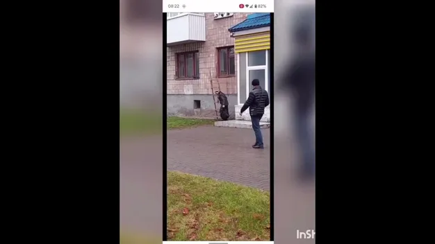 Щоб не зустрітись із Сатаною: в Луцьку жінка вилазила через вікно (відео)
