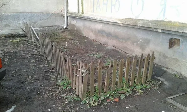 Луцькі муніципали продовжують зносити обмежувачі руху (фото)