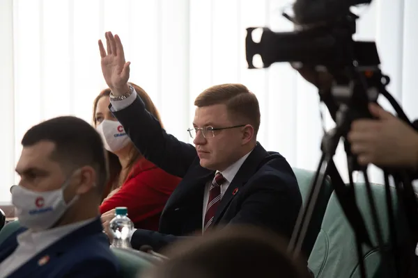 У Луцьку неподалік входу в центральний парк облаштували зупинку (фото)