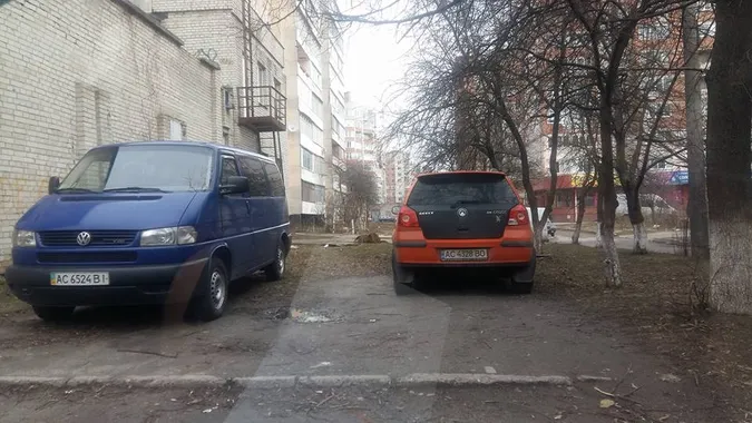 Авто купили, а паркуватись не навчились: у Луцьку ловили порушників (фото)