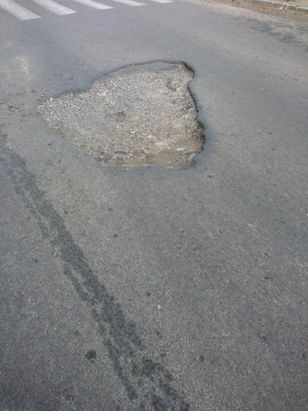 У центрі Луцька на дорозі ямище (фото)