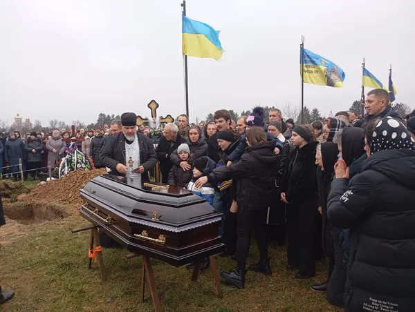 Без батька залишилося троє дітей: на Волині попрощалися з воїном Тарасом Парфенюком (фото)