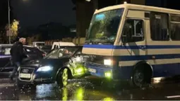 Розтрощений бік в авто: у Луцьку зіштовхнулися легковик та маршрутка (фото)