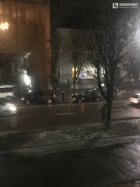 У Луцьку на Перемоги легковик «наздогнав» мінівен (фото)